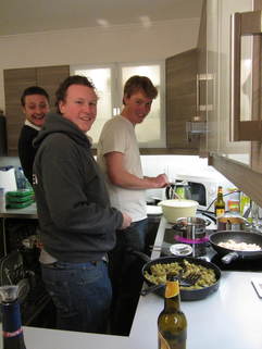 The guys cooking oliebollen